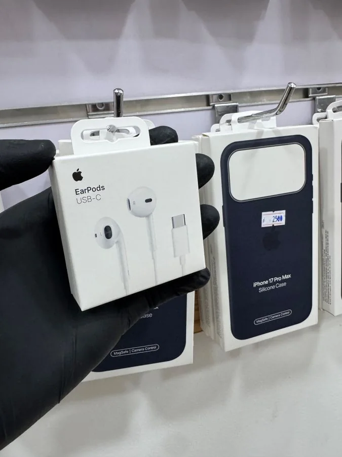 Earpiece USB-C available from i-Store Gambia